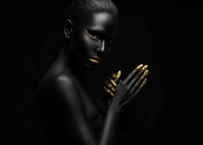 Altın Parmaklı Afrikalı Kadın 3 Kabartmalı Tablo