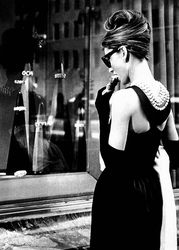 Özverler - Audrey Hepburn Vitrinlere Bakarken Kanvas Tablo