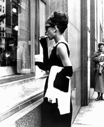 Özverler - Audrey Hepburn Yemek Yerken Kanvas Tablo