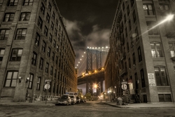 Özverler - Binalar Arasında Manhattan Köprüsü Kanvas Tablo