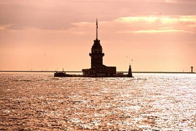 Denizin Ortasında Kız Kulesi Kanvas Tablo