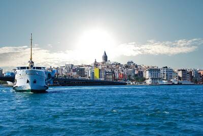 Galata Köprüsü Önünde Vapur Kanvas Tablo