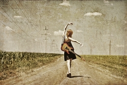 Özverler - Yolda Gitarist Kadın Nostaljik Kanvas Tablo