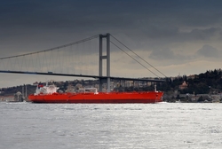 Kırmızı Gemi Boğaz'ı Geçerken Kanvas Tablo - Thumbnail