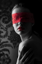 Özverler - Kırmızı Göz Bantlı Kadın Kanvas Tablo