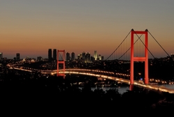 Kırmızı Işıklarla Boğaziçi Köprüsü Kanvas Tablo - Thumbnail