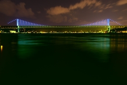 Özverler - Köprü Işıkları Suya Yansıyor KanvasTablo