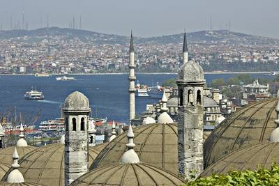 Kubbeler Ardında Istanbul Kanvas Tablo