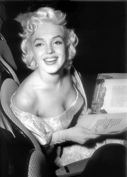 Özverler - Marilyn Monroe Dergi Okurken Kanvas Tablo