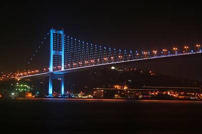 Mavi Işıklarla Boğaziçi Köprüsü Kanvas Tablo
