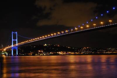 Mavi Işıklarla Boğaziçi Köprüsü Kanvas Tablo