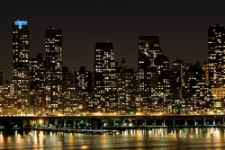 Özverler - New York'ta Işıklı Gökdelenler Kanvas Tablo