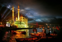 Özverler - Ortaköy'de Işıklar ve Sandallar Kanvas Tablo