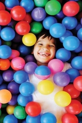 Renkli Toplar İçindeki Çocuk Kanvas Tablo - Thumbnail