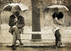 Özverler - Bankta Şemsiyeli Çift Nostaljik Kanvas Tablo