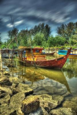 Taşlı Denizde Sandal
