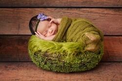 Yeşil Kıyafetli Bebek Kanvas Tablo - Thumbnail